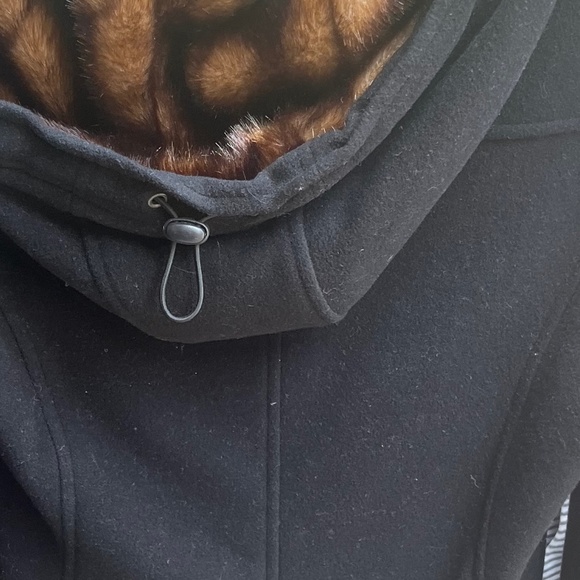 Woman’s short wool hooded coat - Picture 3 of 3